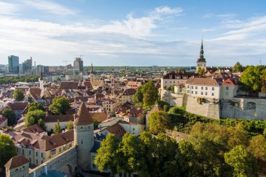 Güneşli bir yaz akşamında Tallinn Old Town ve Toompea Hill 'in ikonik gökyüzü manzarası. Stenbock Evi, Patkuli izleme platformu, savunma duvarları, çatılar. UNESCO Dünya Mirası sahası, Estonya