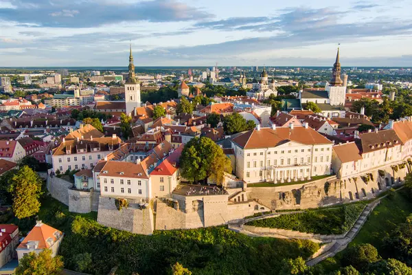 stock image Iconic aerial skyline view of Tallinn Old Town and Toompea hill on a sunny summer evening. Stenbock House, Patkuli viewing platform, defensive walls, rooftops. UNESCO World Heritage site, Estonia