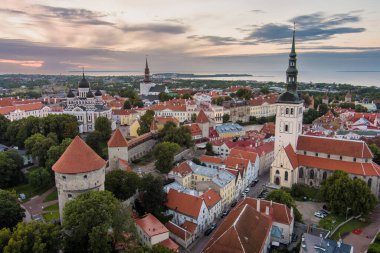 Güneşli bir yaz sabahında Tallinn Eski Kasabası 'nın ikonik gökyüzü manzarası. St. Olaf Kilisesi, St. Michael Kilisesi, Alexander Nevsky Katedrali, savunma duvarları, çatılar. UNESCO Dünya Mirası sahası, Estonya