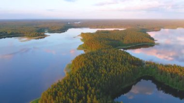 Baltieji Gölü 'nün günbatımı manzarası. Litvanya 'nın doğusundaki Labanoras Bölgesel Parkı' nda büyük bir buzul kaynağının güzel bir akşam manzarası.