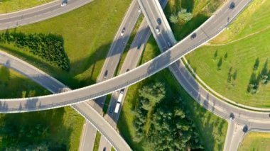Üç katlı yol ayrımının yukarıdan aşağıya doğru dönen görüntüsü. Vilnius. Litvanya.