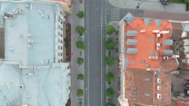 Vilnius 'un ana caddesi olan Gediminas Bulvarı' nın sabah havadan aşağı manzarası, Litvanya 'daki hükümet ve parlamento da dahil olmak üzere çoğu devlet kurumunun yoğunlaştığı yer..