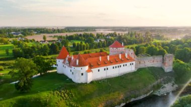 Bauska Kalesi 'nin ya da Bauskas' ın havadan görünüşü. Livonian Düzen Kalesi 'nin kalıntıları ve daha sonra saray, Courland Dükü' nün evi ve bugün Castle Müzesi 'nin evi. Güneşli yaz akşamı manzarası.