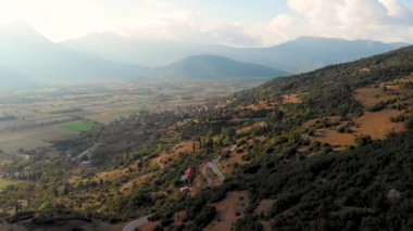 Yılan gibi dar yol dağın batı Yunanistan arasından kıvrıla kıvrıla hava görünüm. Katlanmış ve döner Yunanistan Peloponnese bölgesinde dağ kadar keskin virajlı dolu bir yol.