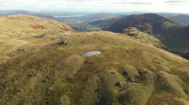 Stickle Tarn Gölü 'nün havadan görünüşü, Cumbria, İngiltere' deki Lake District 'de. Büyük Langdale Vadisi 'ndeki popüler turistik yerler. Buzul kurdele gölleri ve engebeli dağlarıyla ünlüdür..