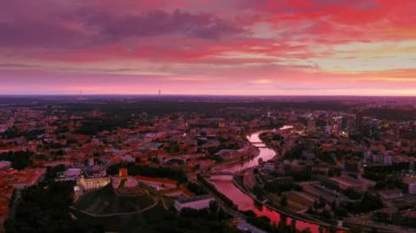 Karanlık çöktüğünde Vilnius Eski Kasabası ve Neris Nehri 'nin manzarası. Dramatik gün batımı manzarası. Litvanya Vilnius 'un gece manzarası.