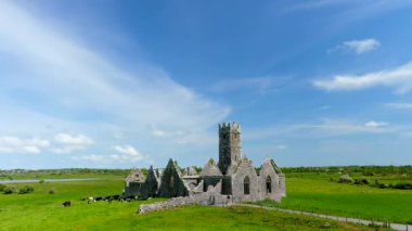 Ross Errilly Friary veya Mainistir an Rois veya Rosserelly. Headford, Co. Galway yakınlarındaki Ortaçağ Fransisken keşişi. En iyi korunmuş manastır alanlarından biri ve İrlanda Ulusal Anıtı.