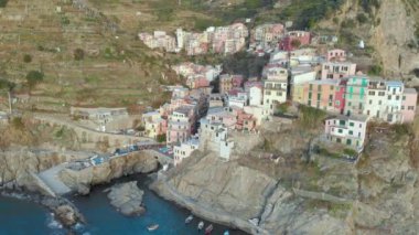 Güneşli bir akşamda Manarola köyünün hava manzarası. Ünlü Cinque Terre büyüleyici ve romantik şehirlerinin en küçüğü. İtalyan Riviera kıyı şeridi kuş bakışı, Liguria, Kuzey İtalya.