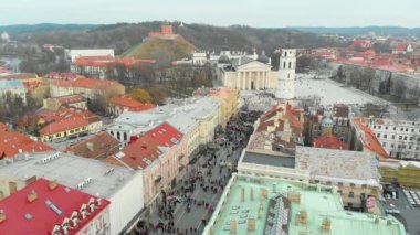 VILNIUS, LITHUANIA - 16 Şubat 2020: Vilnius 'taki Devlet Günü' nün restorasyonuna katılan yüzlerce insanın havadan görüşü. 16 Şubat 'ta Gediminas Bulvarı' nda şenlik ateşi yakıldı.