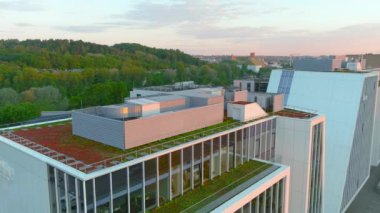 Vilnius şehrinin Zirmunai bölgesindeki modern bir iş merkezinin havadan görünüşü. Gediminas Tepesi Panoraması. Parlak güneşli bir yaz akşamı. Litvanya.