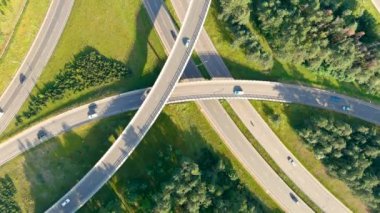 Güneşli bir yaz günü, Vilnius, Litvanya 'da trafik ile üç katlı kavşağın yukarıdan aşağı hava görüntüsü