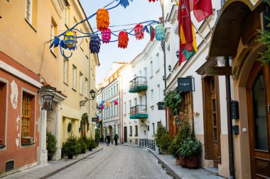 VILNIUS, LITHUANIA - 30 Kasım 2023: Noelde Vilnius Eski Kasabası 'nın dar sokakları süslenmiştir. Litvanya 'nın başkentinde Noel ve Yeni Yıl Kutlaması.