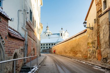 Vilnius, Litvanya - 30 Kasım 2023 Vilnius Eski Kasabası 'nın dar sokakları. Litvanya başkentinde kış mevsimi.