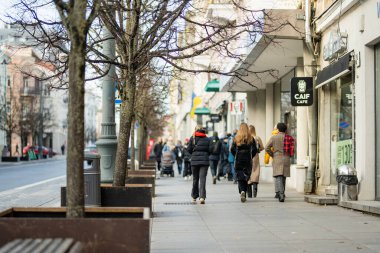 Vilnius, Litvanya - 30 Kasım 2023 Vilnius Eski Kasabası 'nın dar sokakları. Litvanya başkentinde kış mevsimi.