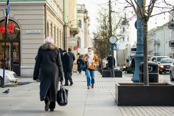 Vilnius, Litvanya - 30 Kasım 2023 Vilnius Eski Kasabası 'nın dar sokakları. Litvanya başkentinde kış mevsimi.