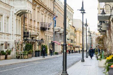 VILNIUS, LITHUANIA - 30 Kasım 2023: Noelde Vilnius Eski Kasabası 'nın dar sokakları süslenmiştir. Litvanya 'nın başkentinde Noel ve Yeni Yıl Kutlaması.