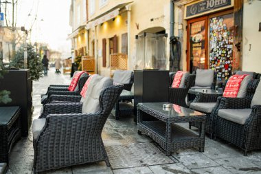 VILNIUS, LITHUANIA - 30 Kasım 2023: Noelde Vilnius Eski Kasabası 'nın dar sokakları süslenmiştir. Litvanya 'nın başkentinde Noel ve Yeni Yıl Kutlaması.