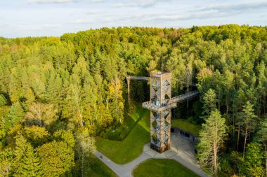 Laju takas 'ın havadan görünüşü, yürüyüş yolu, bilgi merkezi ve gözlem kulesi olan ağaç tepe örtüsü kompleksi, Litvanya' nın Anyksciai şehrinde yer almaktadır.