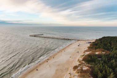 Litvanya 'nın Klaipeda kenti yakınlarındaki Baltık Denizi kıyı şeridinin hava görüntüsü. Serin bir sonbahar gününde güzel bir deniz kıyısı. Baltık Denizi 'nde Sonbahar.