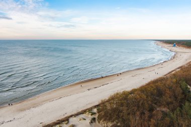 Litvanya 'nın Klaipeda kenti yakınlarındaki Baltık Denizi kıyı şeridinin hava görüntüsü. Serin bir sonbahar gününde güzel bir deniz kıyısı. Baltık Denizi 'nde Sonbahar.