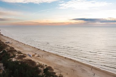 Litvanya 'nın Klaipeda kenti yakınlarındaki Baltık Denizi kıyı şeridinin hava görüntüsü. Serin bir sonbahar gününde güzel bir deniz kıyısı. Baltık Denizi 'nde Sonbahar.