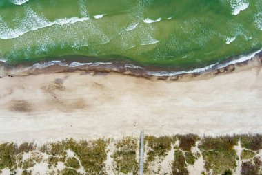 Litvanya 'nın Klaipeda kenti yakınlarındaki Baltık Denizi kıyı şeridinin hava görüntüsü. Serin bir sonbahar gününde güzel bir deniz kıyısı. Baltık Denizi 'nde Sonbahar.