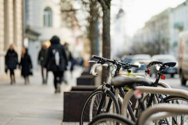 Litvanya 'nın Vilnius Eski Kasabası' nda, sonbahar gününün sonlarına doğru yolun kenarına park edilmiş bisikletler..