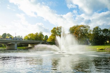 Litvanya 'nın herhangi bir şehrinde, Sventoji nehrinin ortasında, güneşli bir sonbahar gününde büyük bir çeşme..