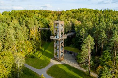 Laju takas 'ın havadan görünüşü, yürüyüş yolu, bilgi merkezi ve gözlem kulesi olan ağaç tepe örtüsü kompleksi, Litvanya' nın Anyksciai şehrinde yer almaktadır.