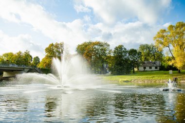 Litvanya 'nın herhangi bir şehrinde, Sventoji nehrinin ortasında, güneşli bir sonbahar gününde büyük bir çeşme..