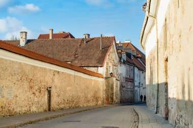 Kışın güneşli ve güneşli Vilnius şehri manzarası. Akşam manzarası. Litvanya 'nın Vilnius kentindeki kış manzarası.