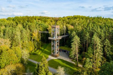 Laju takas 'ın havadan görünüşü, yürüyüş yolu, bilgi merkezi ve gözlem kulesi olan ağaç tepe örtüsü kompleksi, Litvanya' nın Anyksciai şehrinde yer almaktadır.