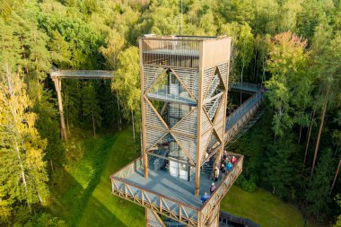 Laju takas 'ın havadan görünüşü, yürüyüş yolu, bilgi merkezi ve gözlem kulesi olan ağaç tepe örtüsü kompleksi, Litvanya' nın Anyksciai şehrinde yer almaktadır.
