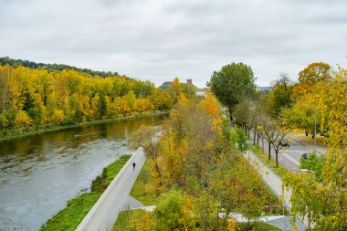 Sonbaharda turuncu ve sarı yapraklı güzel Vilnius şehri manzarası. Vilnius, Litvanya 'da sonbahar şehir manzarası