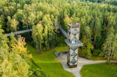 Laju takas 'ın havadan görünüşü, yürüyüş yolu, bilgi merkezi ve gözlem kulesi olan ağaç tepe örtüsü kompleksi, Litvanya' nın Anyksciai şehrinde yer almaktadır.