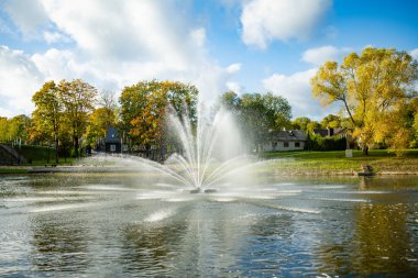 Litvanya 'nın herhangi bir şehrinde, Sventoji nehrinin ortasında, güneşli bir sonbahar gününde büyük bir çeşme..