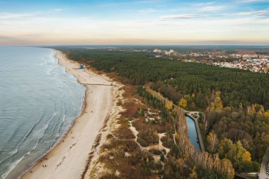 Litvanya 'nın Klaipeda kenti yakınlarındaki Baltık Denizi kıyı şeridinin hava görüntüsü. Serin bir sonbahar gününde güzel bir deniz kıyısı. Baltık Denizi 'nde Sonbahar.