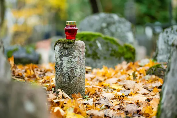 stock image Yellow fallen autumn leaves covering gravestones of Bernardine cemetery, one of the three oldest graveyards in Vilnius, Lithuania.