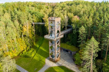 Laju takas 'ın havadan görünüşü, yürüyüş yolu, bilgi merkezi ve gözlem kulesi olan ağaç tepe örtüsü kompleksi, Litvanya' nın Anyksciai şehrinde yer almaktadır.