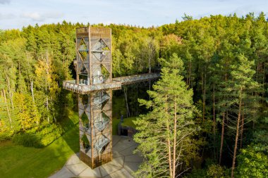 Laju takas 'ın havadan görünüşü, yürüyüş yolu, bilgi merkezi ve gözlem kulesi olan ağaç tepe örtüsü kompleksi, Litvanya' nın Anyksciai şehrinde yer almaktadır.