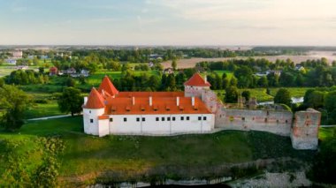 Bauska Kalesi 'nin ya da Bauskas' ın havadan görünüşü. Livonian Düzen Kalesi 'nin kalıntıları ve daha sonra saray, Courland Dükü' nün evi ve bugün Castle Müzesi 'nin evi. Güneşli yaz akşamı manzarası.