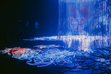 VILNIUS, LITHUANIA - 25 HAZİRAN 2024: Litvanya 'nın eski kentinde düzenlenen Vilnius Işık Festivali sırasında çeşitli renklerle aydınlatılan sahne ışığı tesisleri.