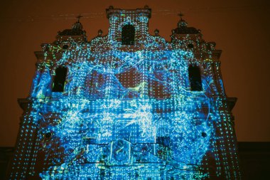 VILNIUS, LITHUANIA - 25 HAZİRAN 2024: Litvanya 'nın eski kentinde düzenlenen Vilnius Işık Festivali sırasında çeşitli renklerle aydınlatılan sahne ışığı tesisleri.