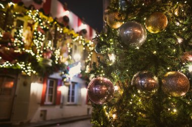 VILNIUS, LITHUANIA - 25 ARALIK 2023: Noel için süslenmiş Vilnius Eski Kasabasının dar sokakları. Litvanya 'nın başkentinde Noel ve Yeni Yıl Kutlaması.