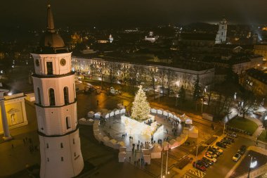 Vilnius 'taki Katedral Meydanı' ndaki süslü ve aydınlık Noel ağacının güzel hava manzarası. Litvanya 'nın başkentinde Noel ve Yeni Yıl Kutlaması.