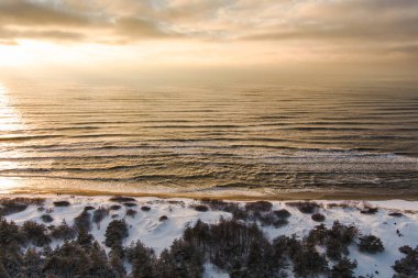 Litvanya 'nın Klaipeda kenti yakınlarındaki Baltık Denizi kıyı şeridinin hava görüntüsü. Soğuk ve karlı kış gününde güzel deniz kıyıları. Baltık denizinde kış.