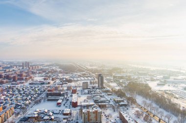 Litvanya 'nın eski Klaipeda kasabasının kışın altın akşam ışığı manzarası. Klaipeda liman bölgesi ve soğuk ve karlı kış günlerinde çevre.