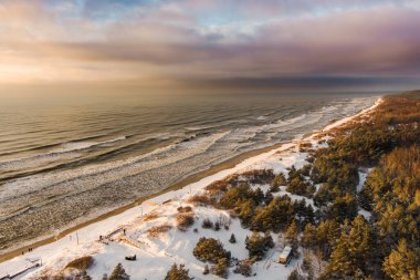Litvanya 'nın Klaipeda kenti yakınlarındaki Baltık Denizi kıyı şeridinin hava görüntüsü. Soğuk ve karlı kış gününde güzel deniz kıyıları. Baltık denizinde kış.