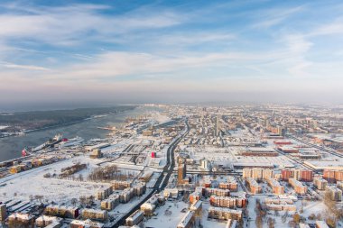 Klaipeda şehrinin liman bölgesinin manzarası ve güneşli bir kış akşamı çevresi. Litvanya 'nın Kadim Klaipeda kasabası, kış vakti akşam vakti.