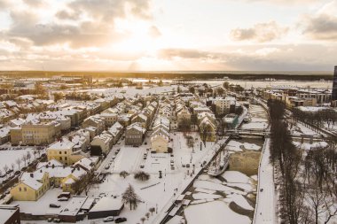 Litvanya 'nın eski Klaipeda kasabasının kışın altın akşam ışığı manzarası. Klaipeda liman bölgesi ve soğuk ve karlı kış günlerinde çevre.